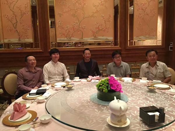 参加会谈的除了金鹰集团董事长王恒,嘉豪集团董事长施嘉豪外,还有著名